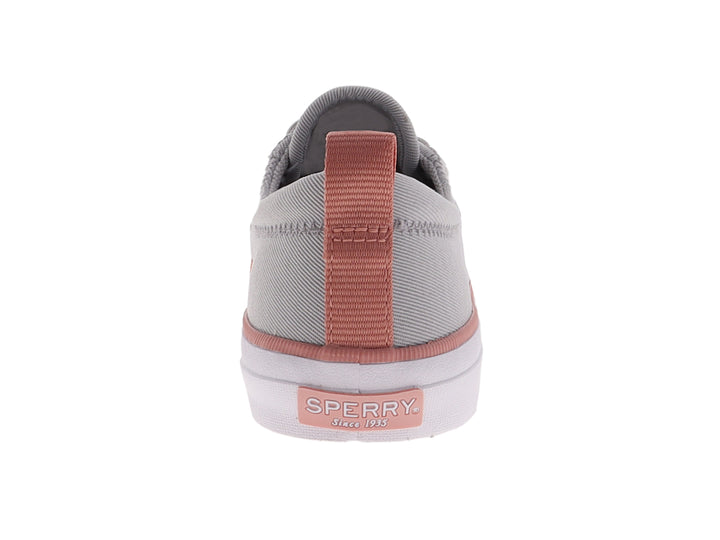 Tenis SPERRY de tela gris con detalles en rosa y suela blanca.