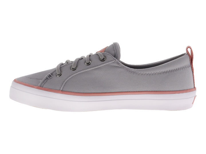 Tenis SPERRY de tela gris con detalles en rosa y suela blanca.