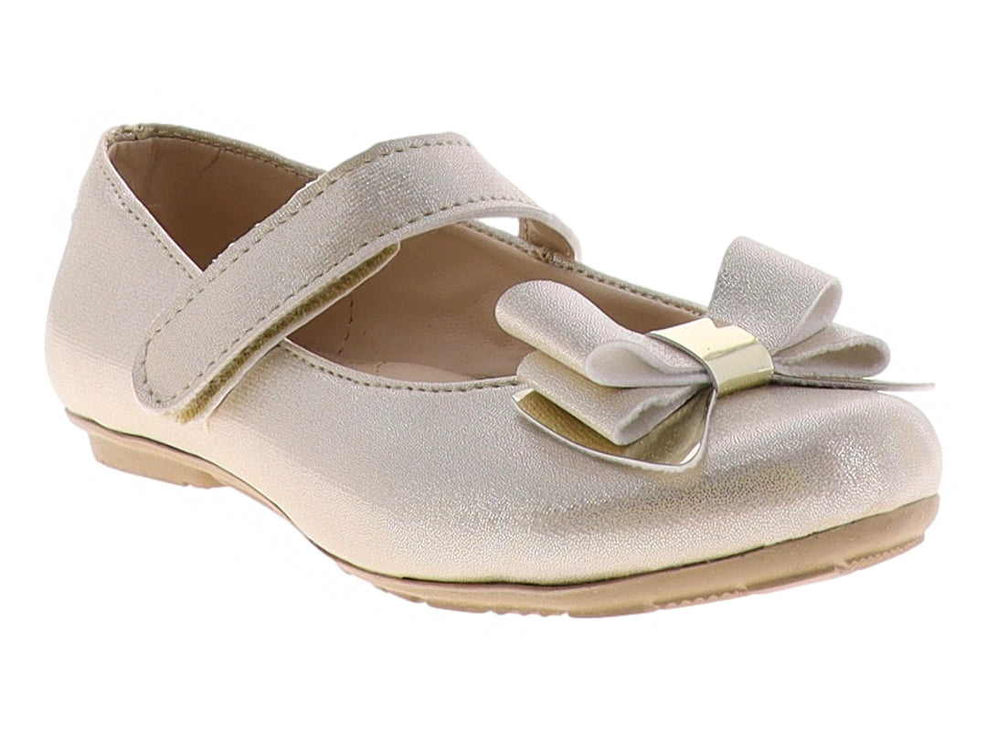 Zapato plano color oro para niña con detalle de moño brillante y correa ajustable.