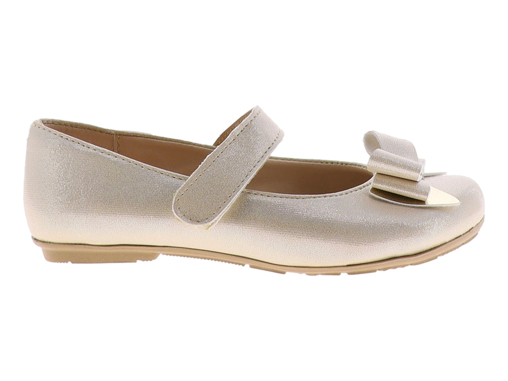 Zapato plano color oro para niña con detalle de moño brillante y correa ajustable.