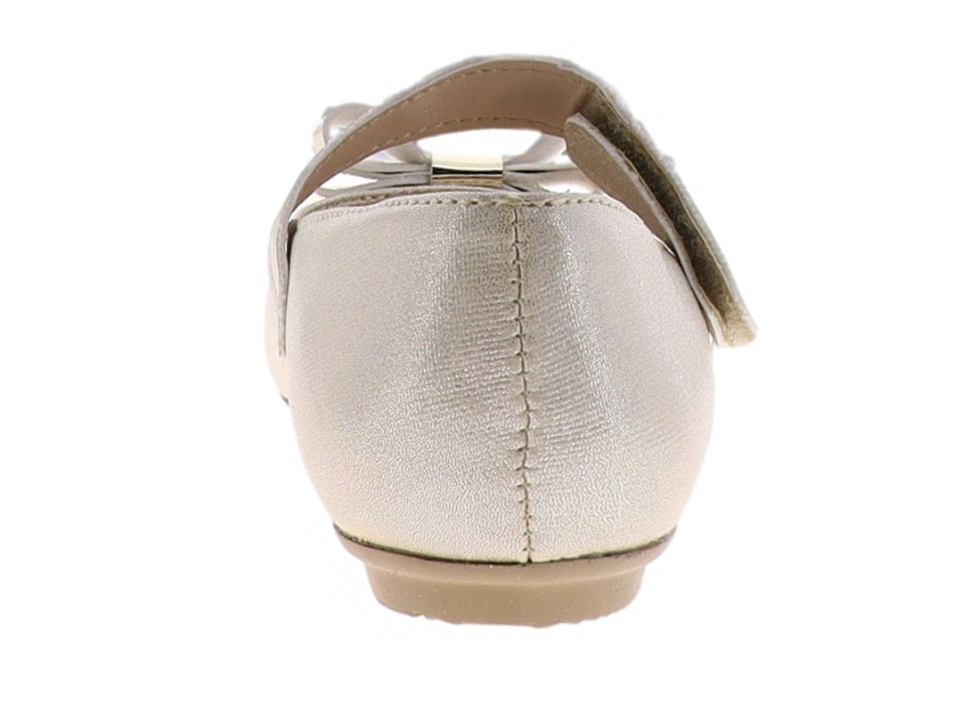 Zapato plano color oro para niña con detalle de moño brillante y correa ajustable.