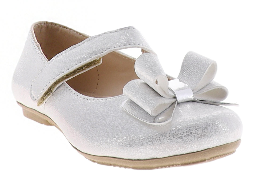 Zapato plano color plata para niña con moño decorativo y correa ajustable.