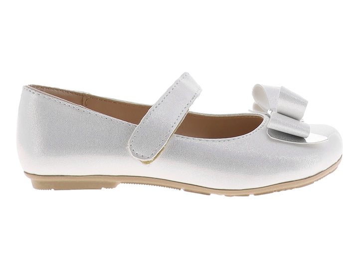 Zapato plano color plata para niña con moño decorativo y correa ajustable.