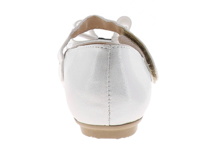 Zapato plano color plata para niña con moño decorativo y correa ajustable.