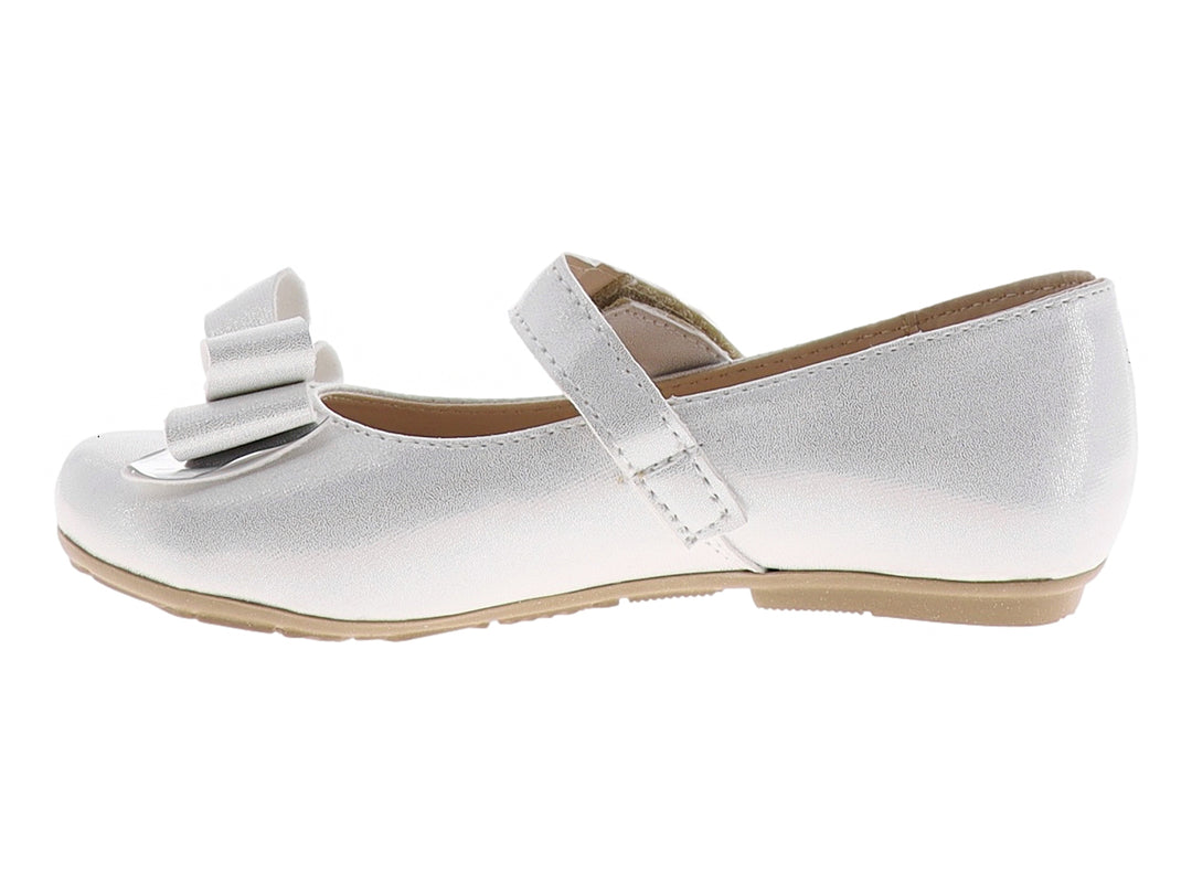 Zapato plano color plata para niña con moño decorativo y correa ajustable.