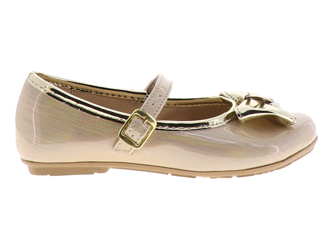 Zapato plano para niña en color oro con acabado de charol brillante y detalle de moño frontal.