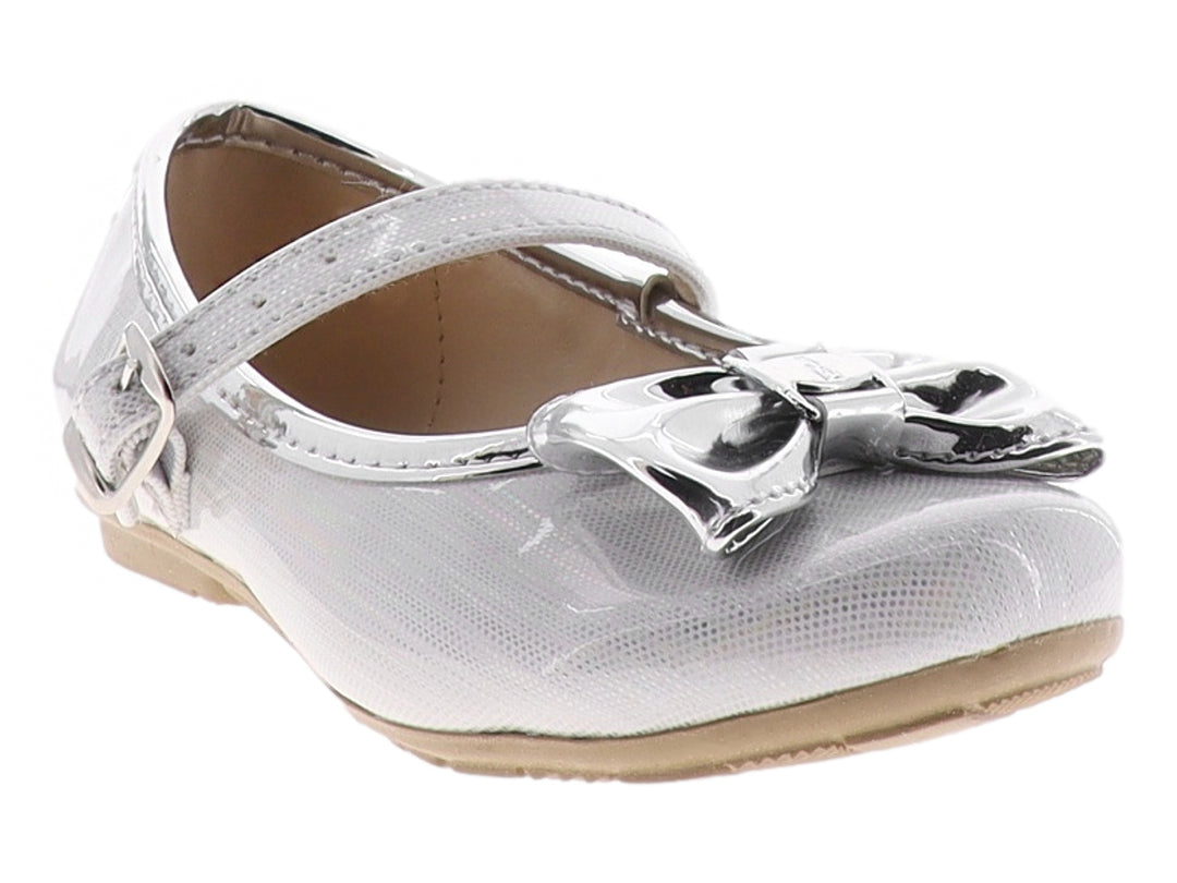 Zapato plano para Niña en color blanco y plata con acabado de charol brillante y un moño decorativo al frente.