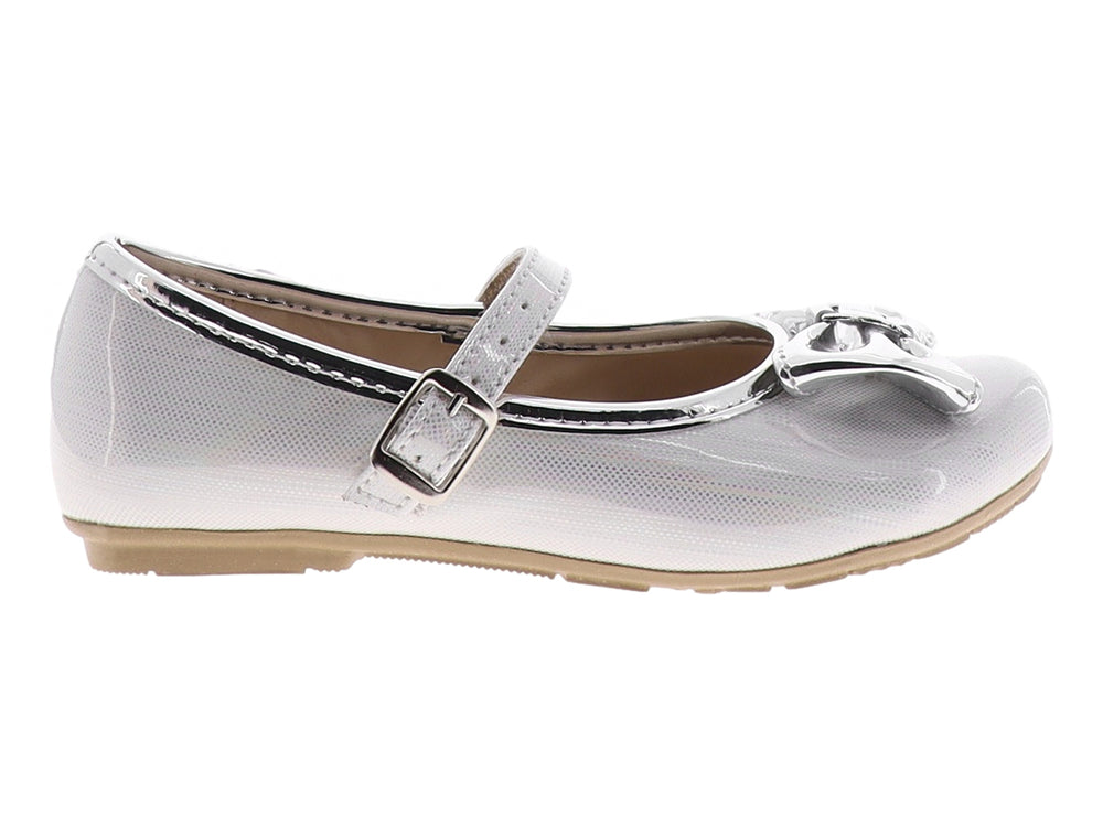 Zapato plano para Niña en color blanco y plata con acabado de charol brillante y un moño decorativo al frente.