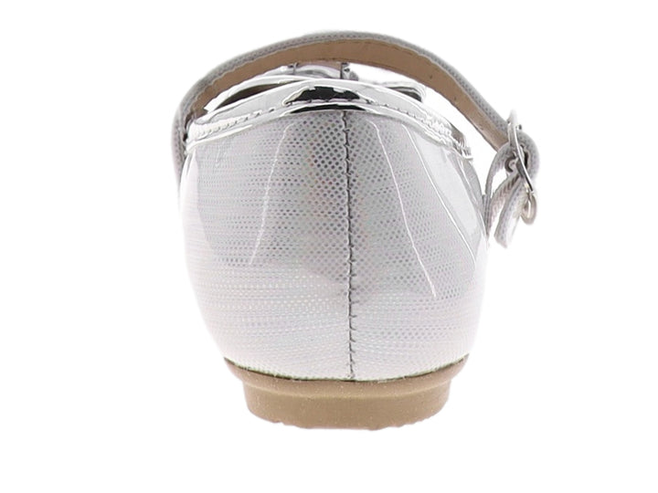 Zapato plano para Niña en color blanco y plata con acabado de charol brillante y un moño decorativo al frente.