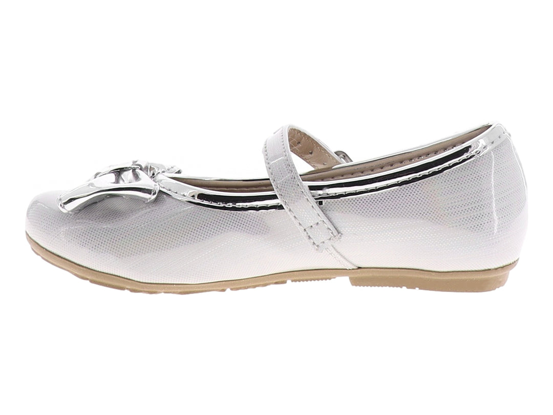 Zapato plano para Niña en color blanco y plata con acabado de charol brillante y un moño decorativo al frente.