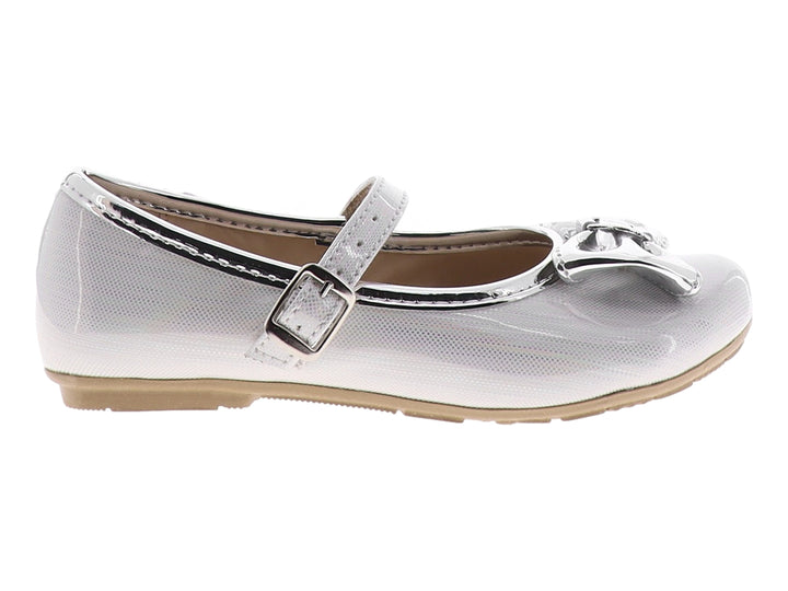 Zapato plano para Niña en color blanco y plata con acabado brillante, detalle de moño frontal y correa ajustable.