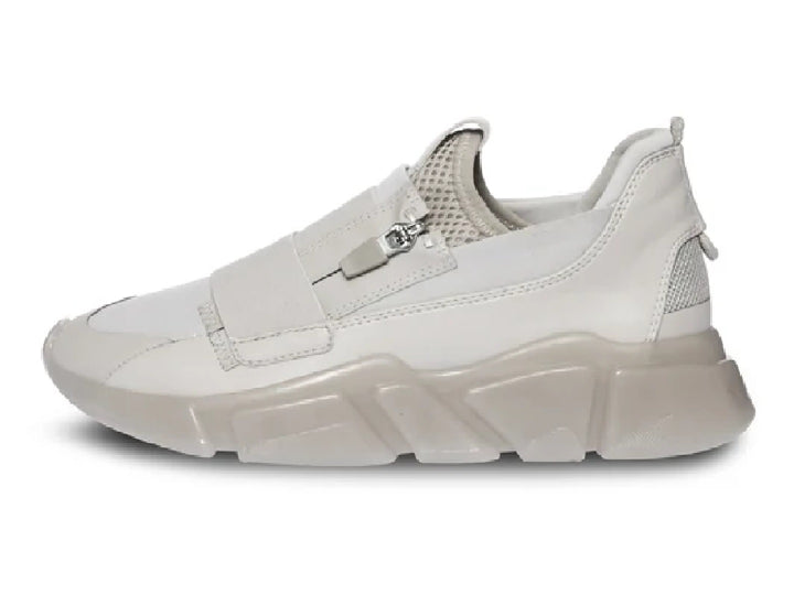Tenis Steve Madden color nude con suela de plataforma gruesa y cierre lateral.