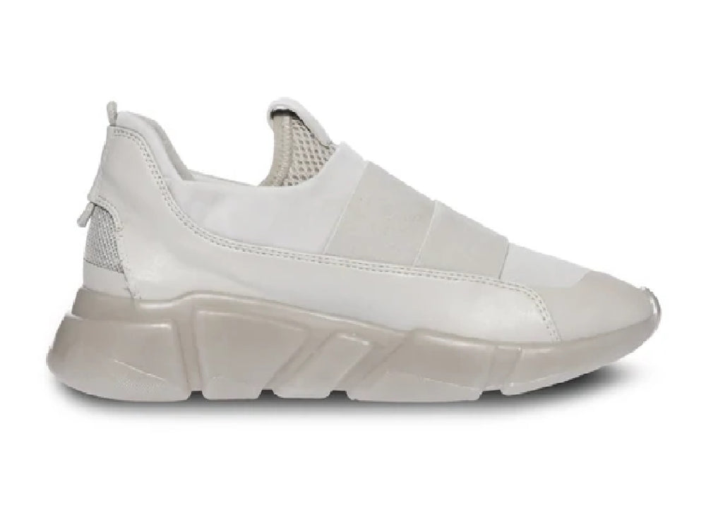 Tenis Steve Madden color nude con suela de plataforma gruesa y cierre lateral.