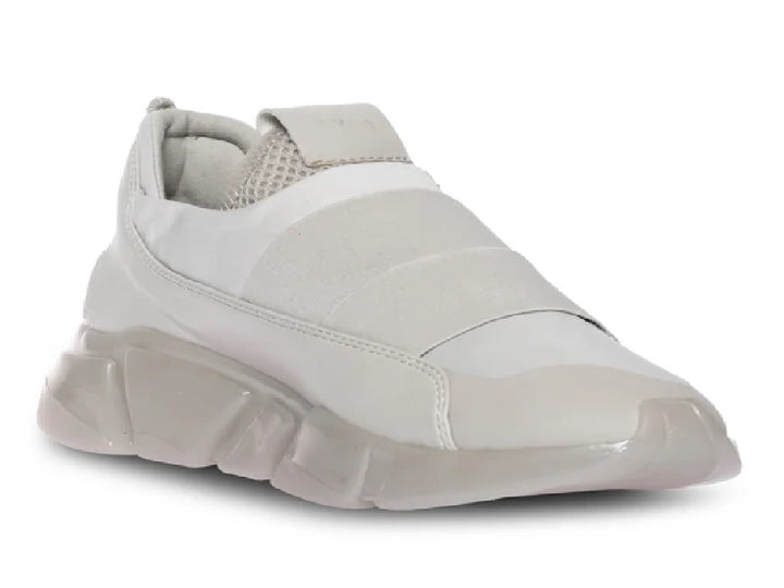 Tenis Steve Madden color nude con suela de plataforma gruesa y cierre lateral.