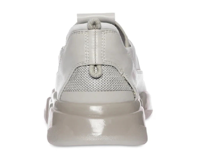 Tenis Steve Madden color nude con suela de plataforma gruesa y cierre lateral.