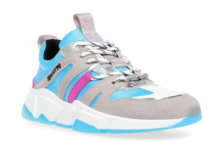 Tenis deportivos Steve Madden color gris y azul con detalles en rosa y suela blanca gruesa.