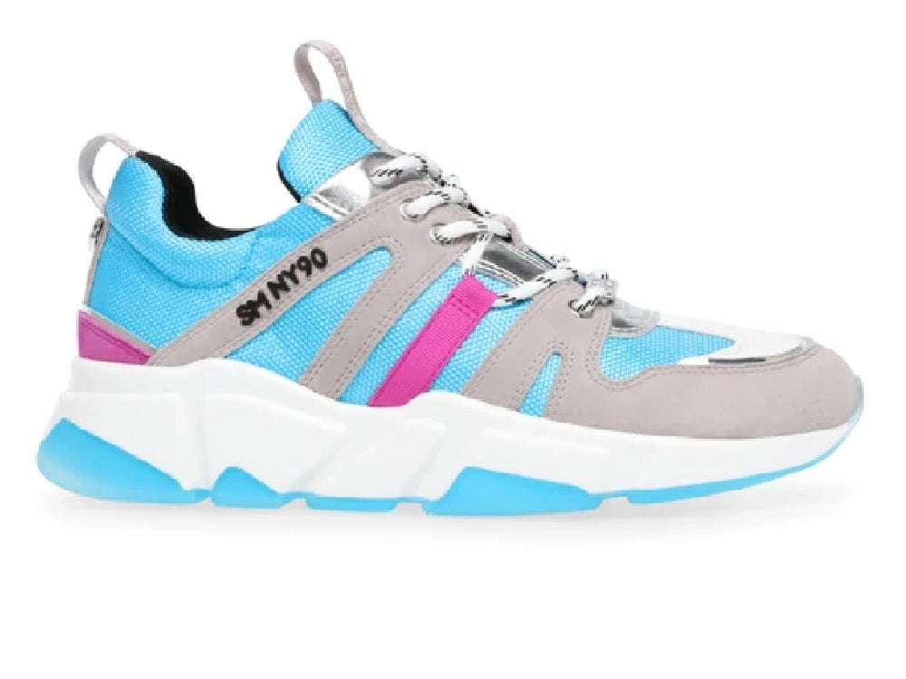 Tenis deportivos Steve Madden color gris y azul con detalles en rosa y suela blanca gruesa.