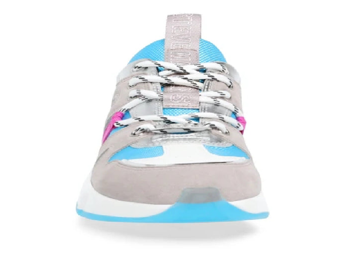 Tenis deportivos Steve Madden color gris y azul con detalles en rosa y suela blanca gruesa.