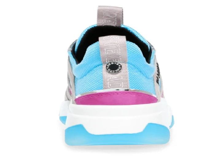 Tenis deportivos Steve Madden color gris y azul con detalles en rosa y suela blanca gruesa.