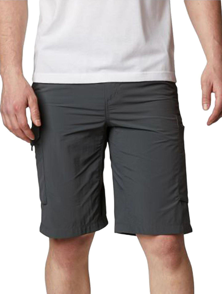 Hombre vistiendo pantalones cortos tipo cargo color gris marca Columbia con bolsillos laterales.