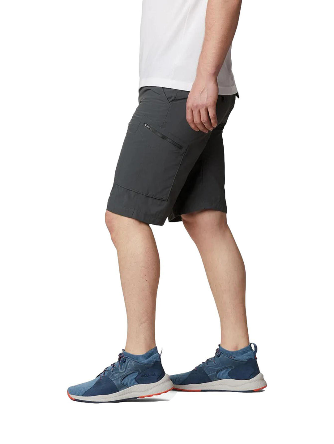 Hombre vistiendo pantalones cortos tipo cargo color gris marca Columbia con bolsillos laterales.