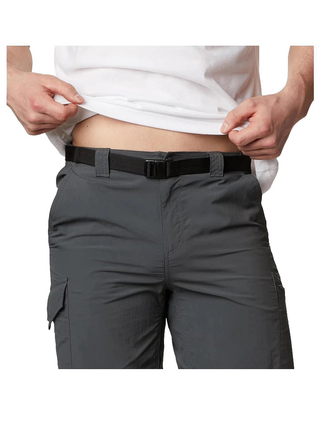 Hombre vistiendo pantalones cortos tipo cargo color gris marca Columbia con bolsillos laterales.