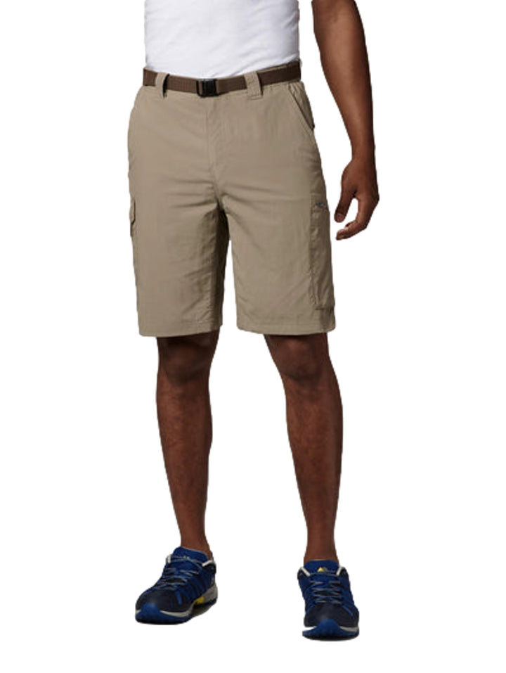 Hombre vistiendo pantalones cortos tipo cargo color beige de la marca Columbia con cinturón a juego.