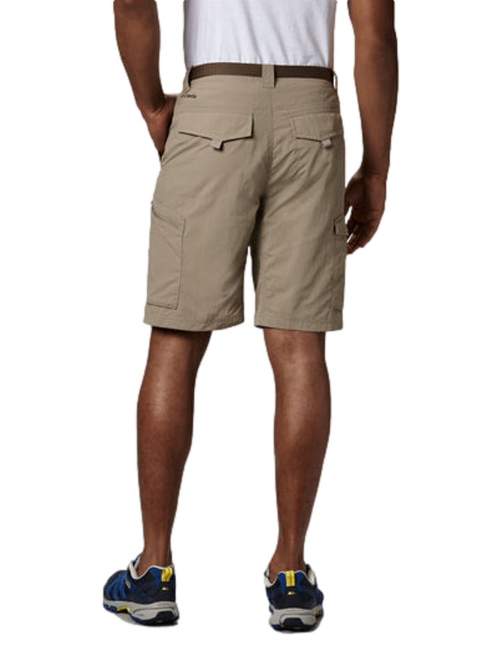 Hombre vistiendo pantalones cortos tipo cargo color beige de la marca Columbia con cinturón a juego.