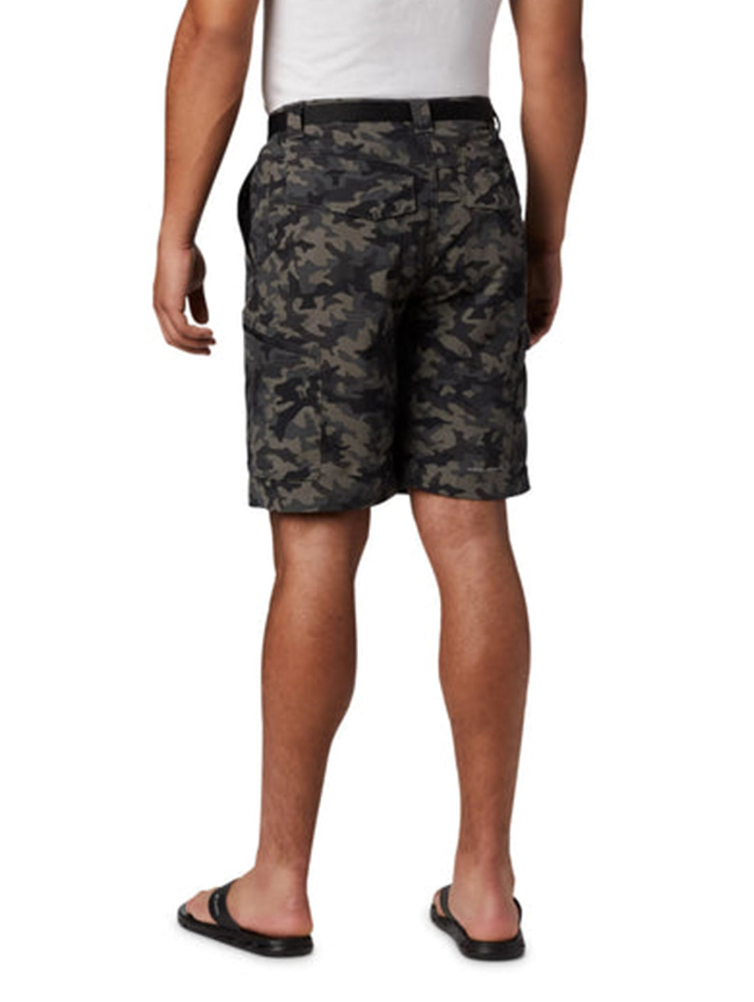 Hombre vistiendo shorts tipo cargo Columbia con estampado de camuflaje en tonos negro y gris.