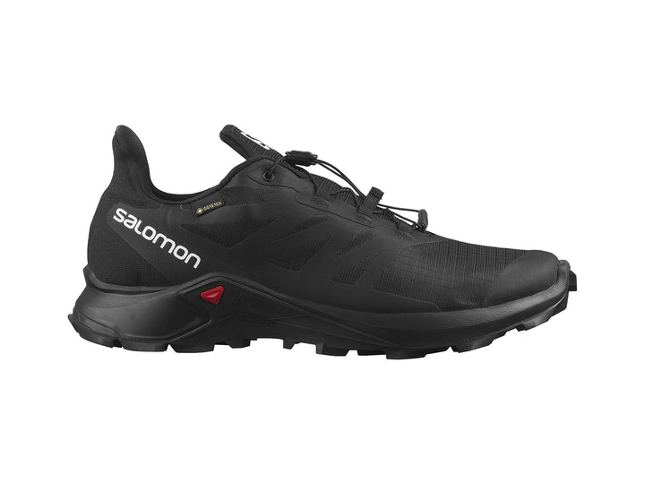 Tenis deportivos Salomon Supercross 3 GTX en color negro con detalles en rojo y amarillo.