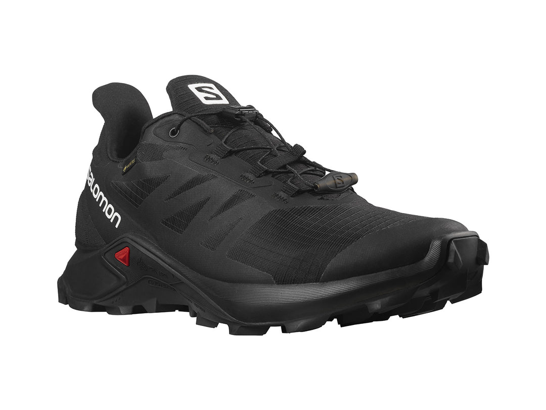 Tenis deportivos Salomon Supercross 3 GTX en color negro con detalles en rojo y amarillo.
