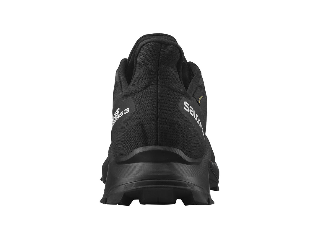 Tenis deportivos Salomon Supercross 3 GTX en color negro con detalles en rojo y amarillo.