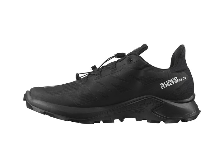 Tenis deportivos Salomon Supercross 3 GTX en color negro con detalles en rojo y amarillo.