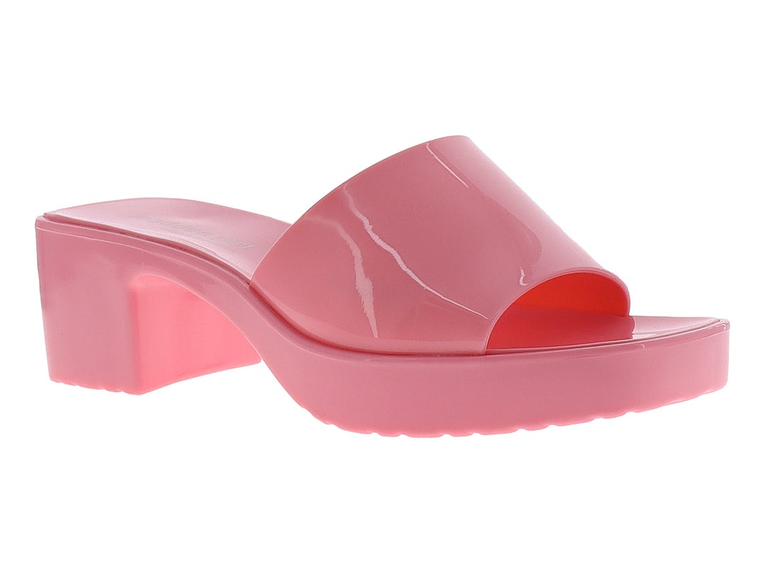 Sandalia de plataforma color rosa brillante con tacón grueso y diseño slide.
