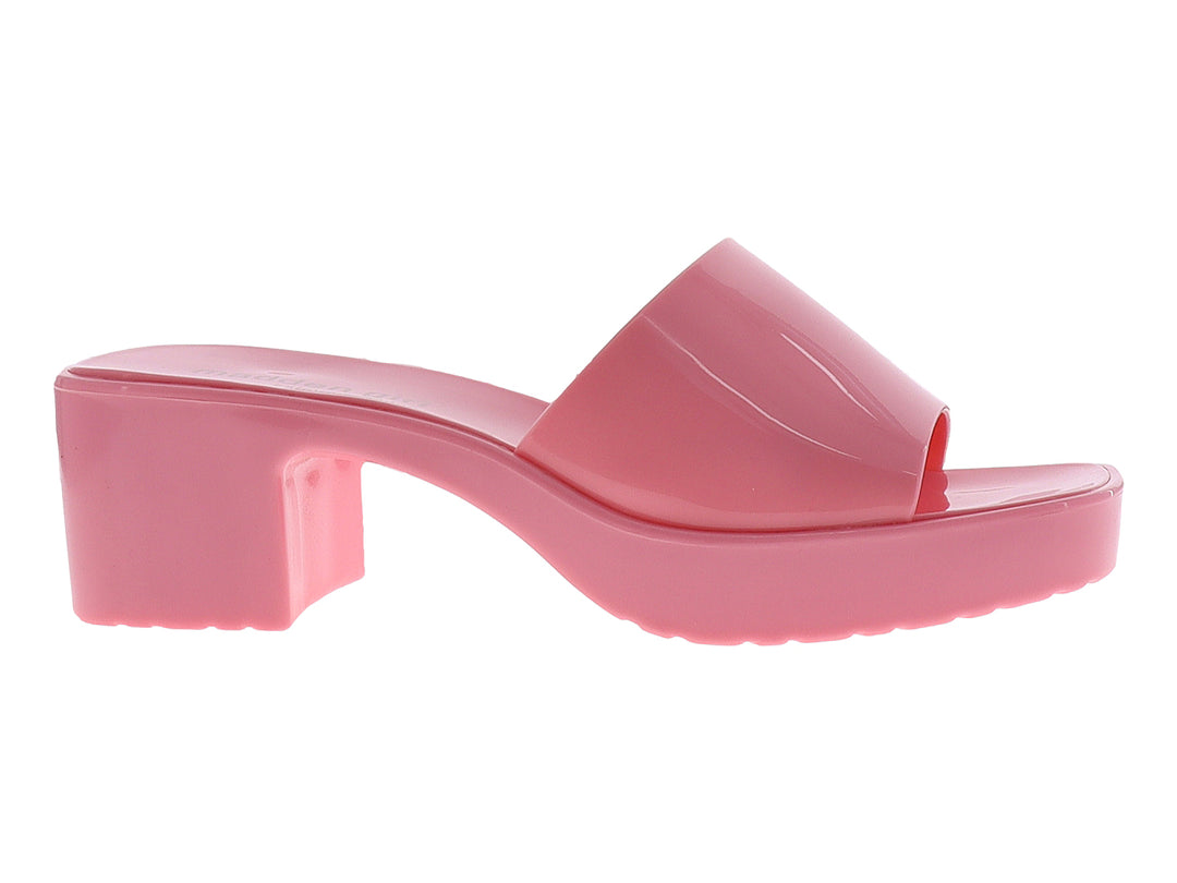 Sandalia de plataforma color rosa brillante con tacón grueso y diseño slide.