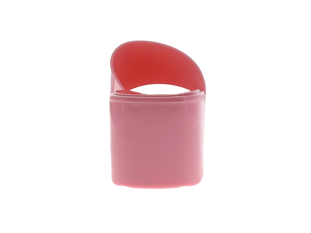 Sandalia de plataforma color rosa brillante con tacón grueso y diseño slide.