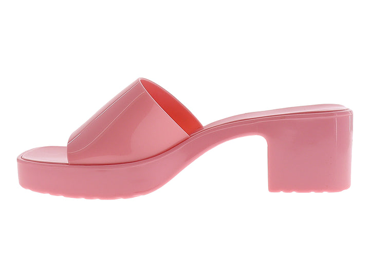 Sandalia de plataforma color rosa brillante con tacón grueso y diseño slide.
