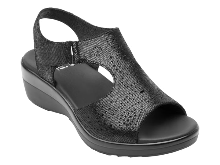 Sandalia Flexi color negro para mujer con diseño perforado, punta abierta y tacón cuña bajo.