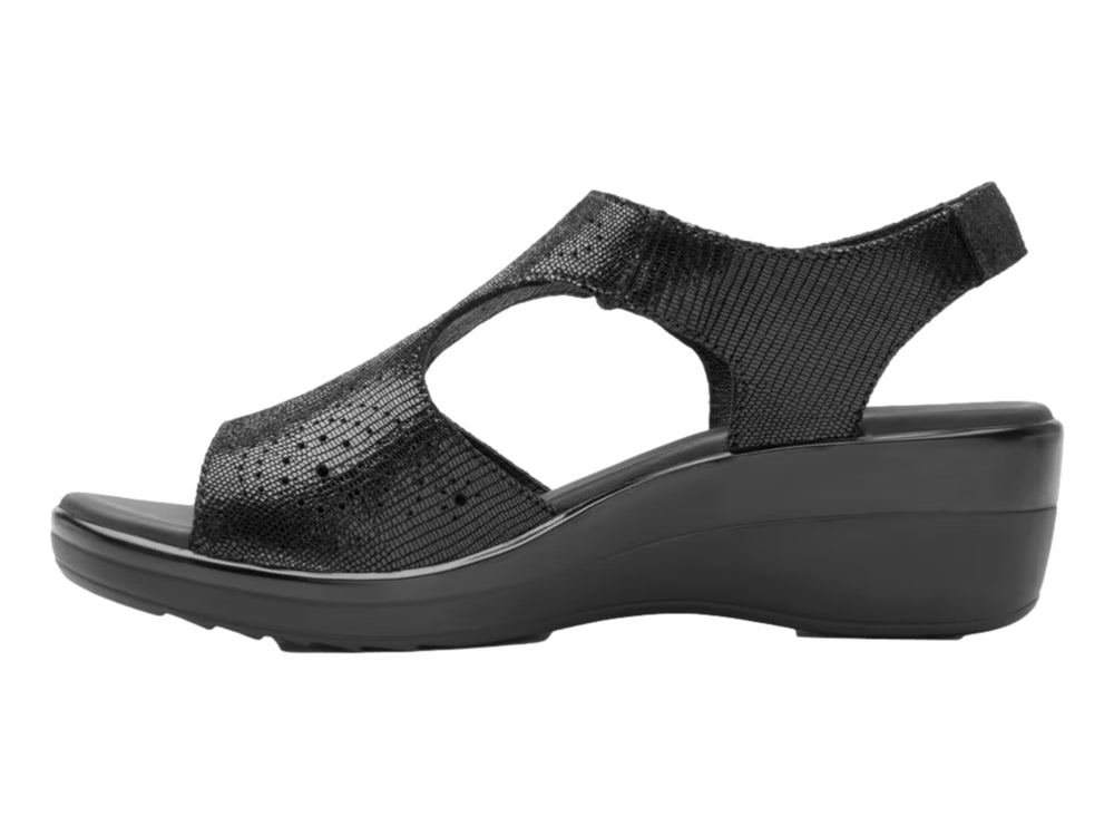 Sandalia Flexi color negro para mujer con diseño perforado, punta abierta y tacón cuña bajo.