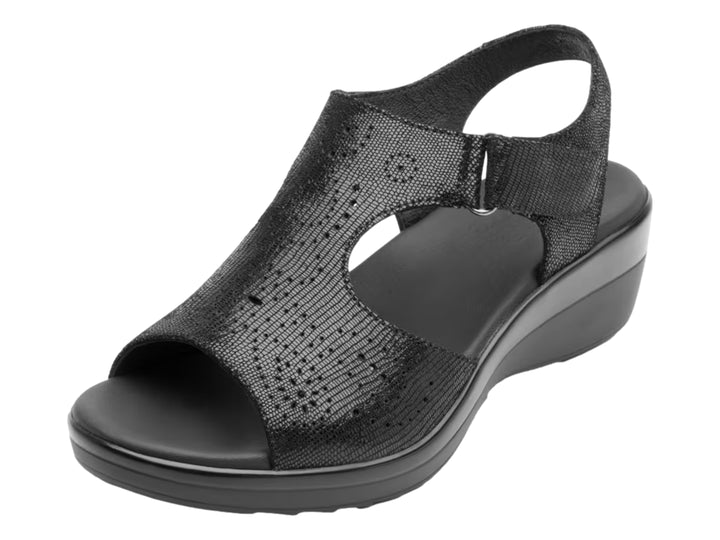Sandalia Flexi color negro para mujer con diseño perforado, punta abierta y tacón cuña bajo.