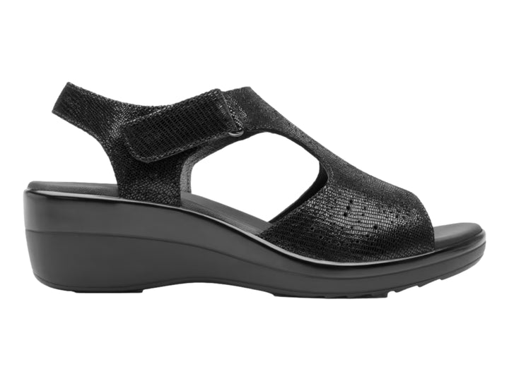 Sandalia Flexi color negro para mujer con diseño perforado, punta abierta y tacón cuña bajo.