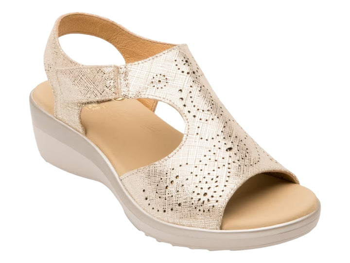 Sandalia de cuña color oro con detalles perforados y suela beige.