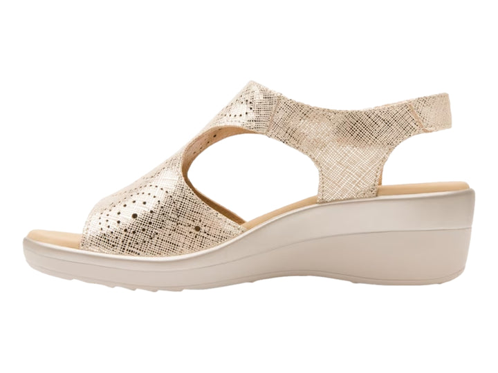 Sandalia de cuña color oro con detalles perforados y suela beige.