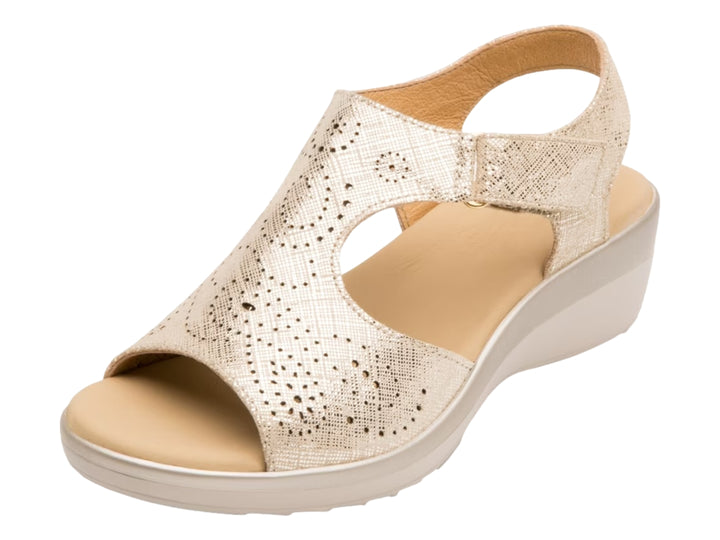 Sandalia de cuña color oro con detalles perforados y suela beige.