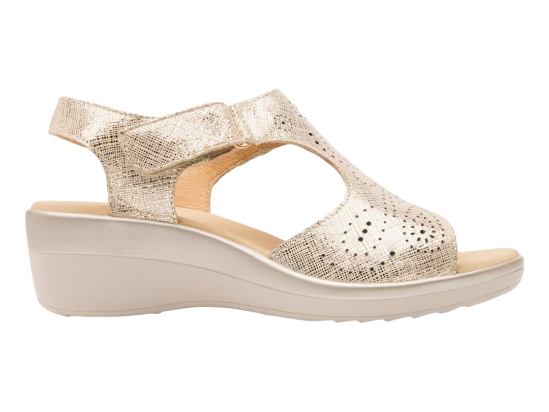 Sandalia de cuña color oro con detalles perforados y suela beige.