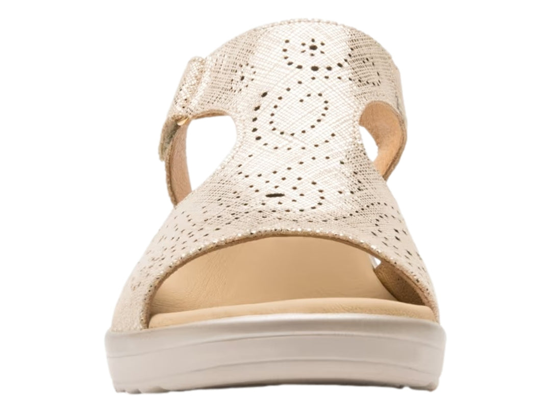 Sandalia de cuña color oro con detalles perforados y suela beige.