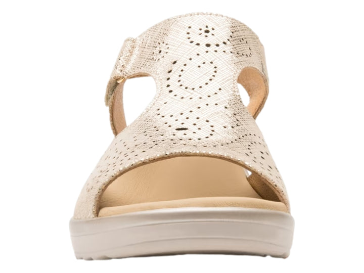 Sandalia de cuña color oro con detalles perforados y suela beige.