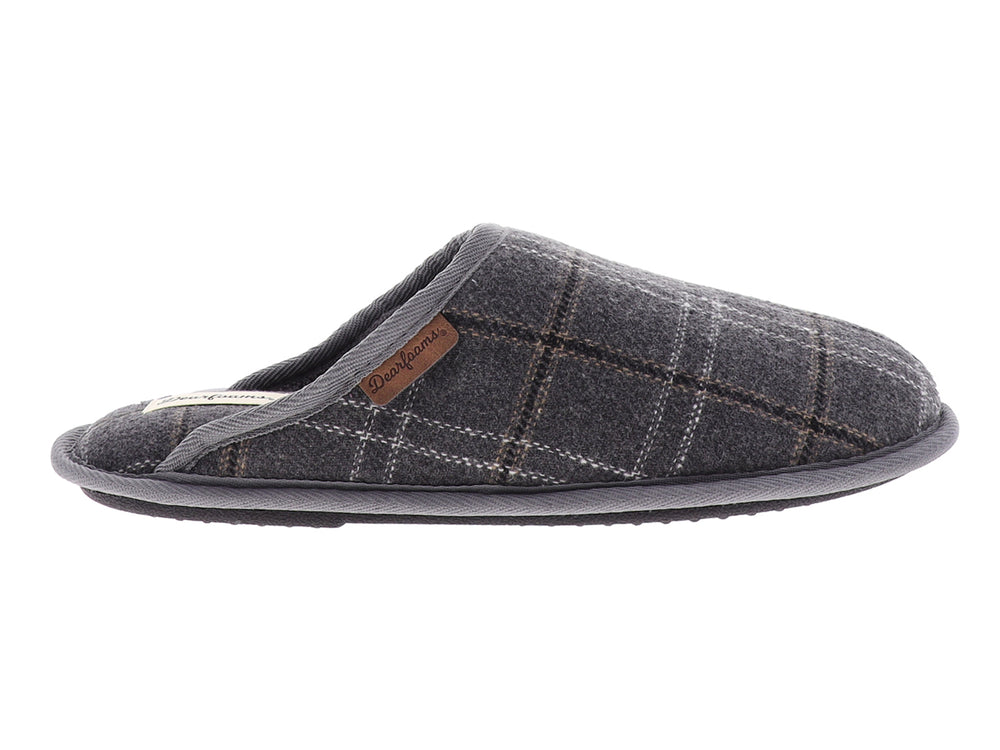 Pantufla gris con estampado de cuadros blancos y suela flexible para interiores.