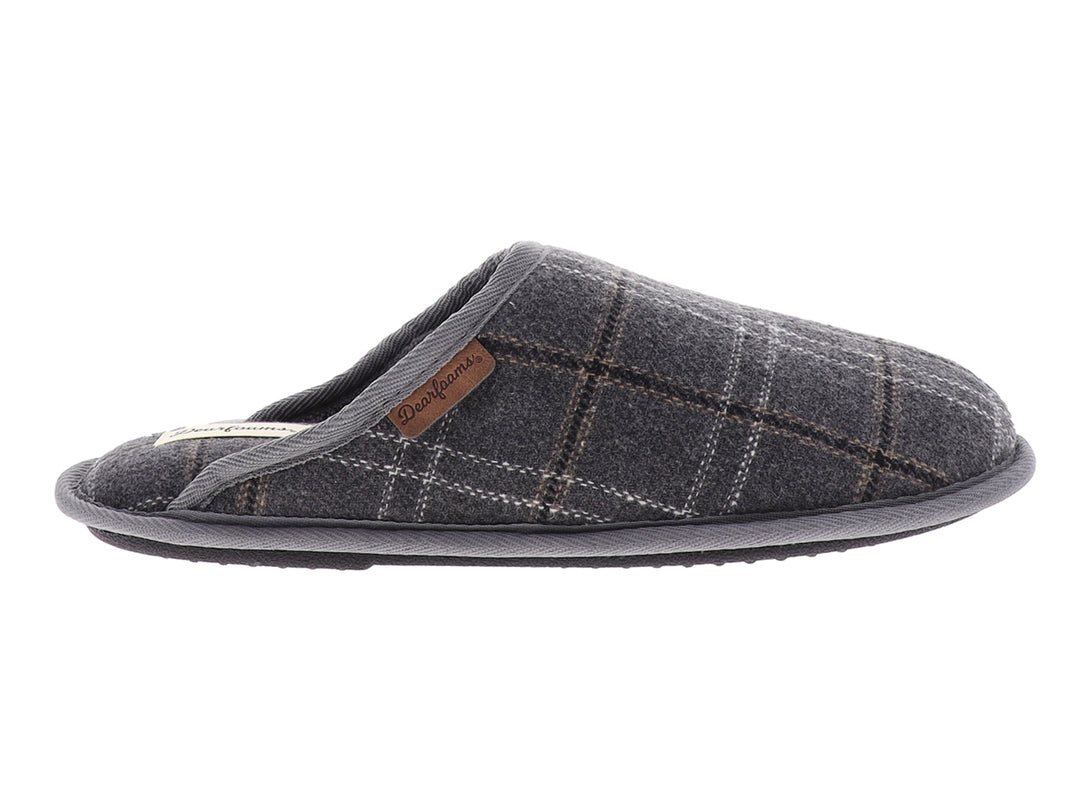 Pantufla gris con estampado de cuadros blancos y suela flexible para interiores.