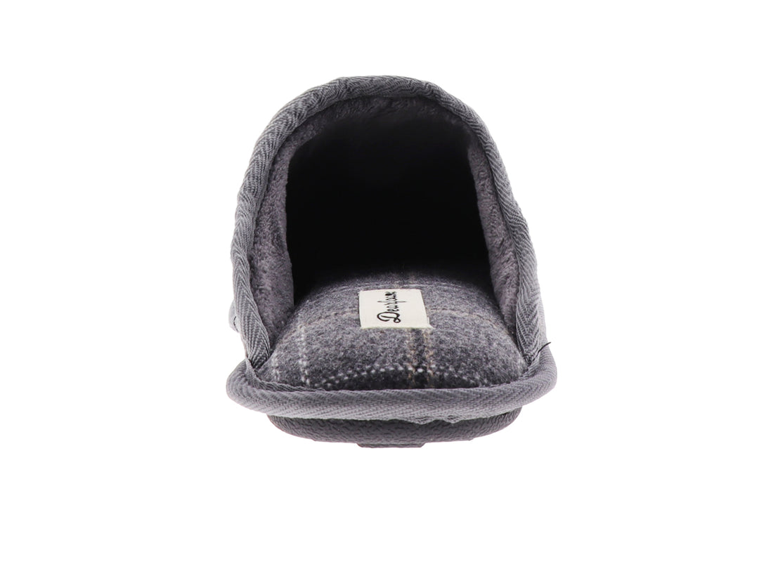 Pantufla gris con estampado de cuadros blancos y suela flexible para interiores.